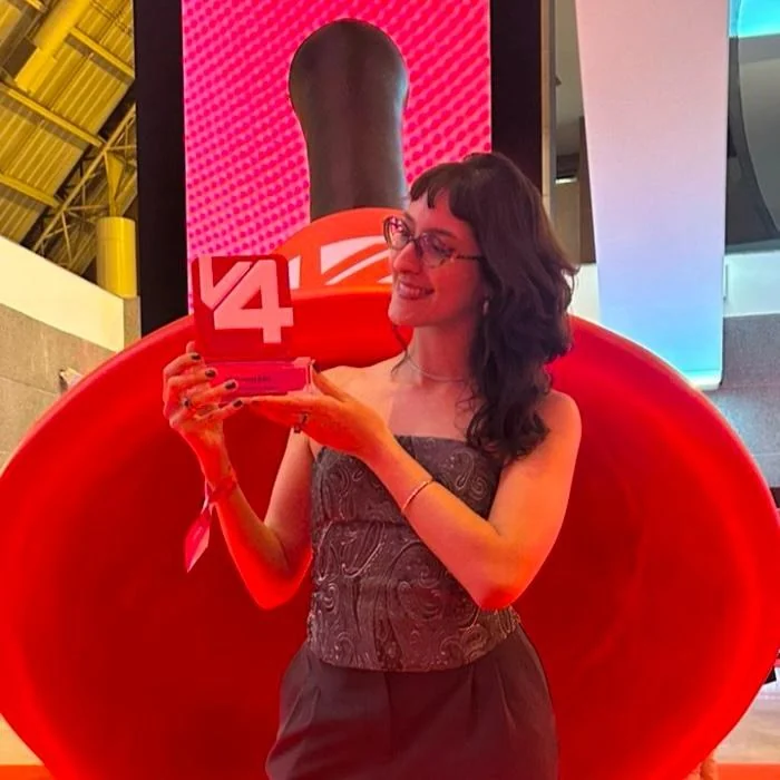 Ana segurando o troféu da V4 Company