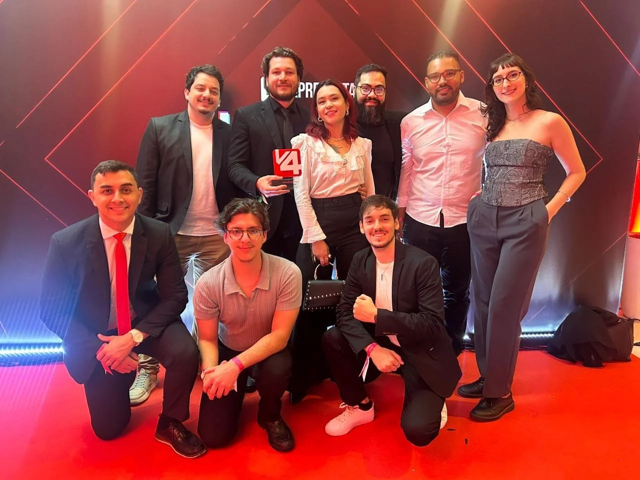 Ana com a equipe da V4 Company na premiação